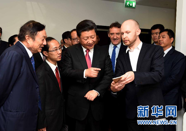 10月21日，國家主席習近平在倫敦參觀華為英國公司。 新華社記者 饒愛民 攝