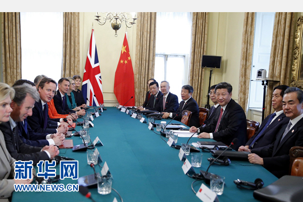 10月21日，國家主席習(xí)近平在倫敦唐寧街首相府同英國首相卡梅倫舉行會(huì)談。 新華社記者 鞠鵬 攝 