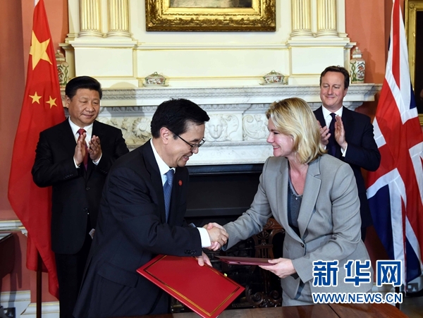 10月21日，國家主席習(xí)近平在倫敦唐寧街首相府同英國首相卡梅倫舉行會(huì)談。這是會(huì)談結(jié)束后，兩國領(lǐng)導(dǎo)人共同見證雙邊合作文件的簽署。新華社記者 饒愛民 攝 