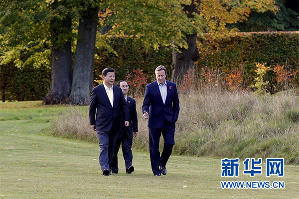 這是習近平與卡梅倫漫步草坪，邊走邊談。新華社記者 鞠鵬攝