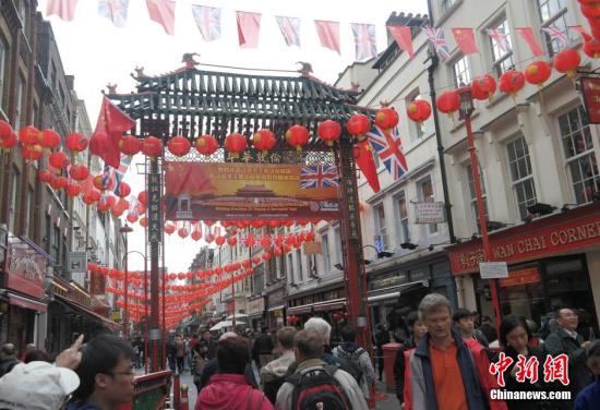 習(xí)近平主席訪問英國(guó)，倫敦唐人街掛出大紅燈籠和中英兩國(guó)國(guó)旗。 <a target='_blank' ><p  align=