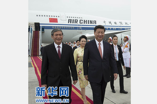 11月5日，中共中央總書記、國家主席習(xí)近平抵達(dá)越南首都河內(nèi)，開始對(duì)越南進(jìn)行國事訪問。這是越南高級(jí)官員到機(jī)場(chǎng)迎接習(xí)近平和夫人彭麗媛。新華社記者李學(xué)仁攝