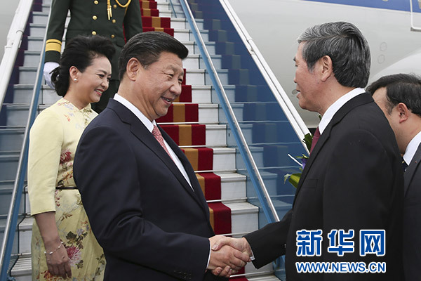 11月5日，中共中央總書記、國家主席習(xí)近平抵達(dá)越南首都河內(nèi)，開始對(duì)越南進(jìn)行國事訪問。這是越南高級(jí)官員到機(jī)場(chǎng)迎接習(xí)近平和夫人彭麗媛。新華社記者蘭紅光攝 