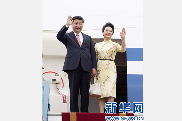 11月5日，中共中央總書記、國家主席習(xí)近平抵達(dá)越南首都河內(nèi)，開始對(duì)越南進(jìn)行國事訪問。這是習(xí)近平和夫人彭麗媛步出艙門向歡迎人群揮手致意。新華社記者 李學(xué)仁 攝