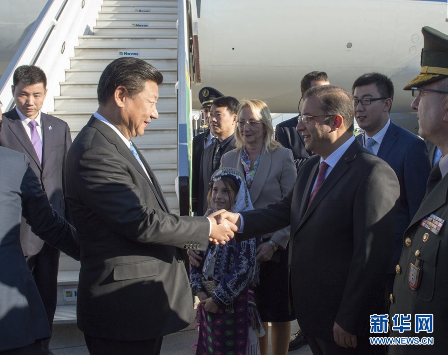  11月14日，國家主席習近平抵達土耳其安塔利亞，應土耳其共和國總統(tǒng)埃爾多安邀請，出席二十國集團領導人第十次峰會。土耳其高級官員到機場迎接習近平主席一行。新華社記者 李學仁 攝 