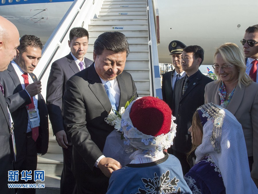 11月14日，國家主席習近平抵達土耳其安塔利亞，應土耳其共和國總統(tǒng)埃爾多安邀請，出席二十國集團領導人第十次峰會。這是土耳其兒童向習近平主席獻花。新華社記者 李學仁 攝 