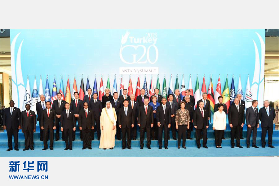 11月15日，中國國家主席習(xí)近平出席在土耳其安塔利亞舉行的二十國集團(tuán)領(lǐng)導(dǎo)人第十次峰會。這是習(xí)近平主席同與會領(lǐng)導(dǎo)人合影。 新華社記者李學(xué)仁 攝 