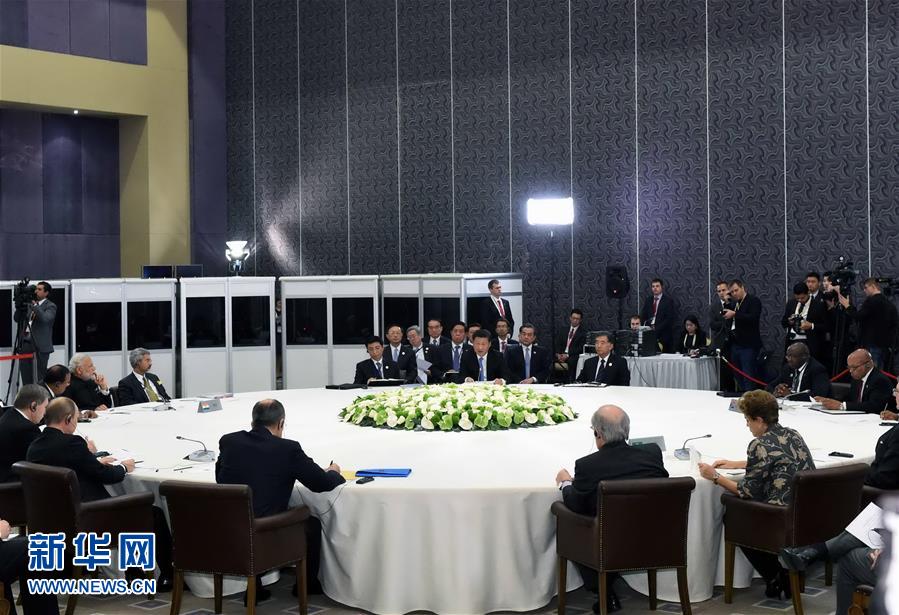  11月15日，金磚國家領(lǐng)導(dǎo)人非正式會晤在土耳其安塔利亞舉行，中國國家主席習(xí)近平、俄羅斯總統(tǒng)普京、印度總理莫迪、南非總統(tǒng)祖馬、巴西總統(tǒng)羅塞夫出席。習(xí)近平在會上發(fā)表題為《開拓機遇應(yīng)對挑戰(zhàn)》的重要講話。 新華社記者 饒愛民 攝 