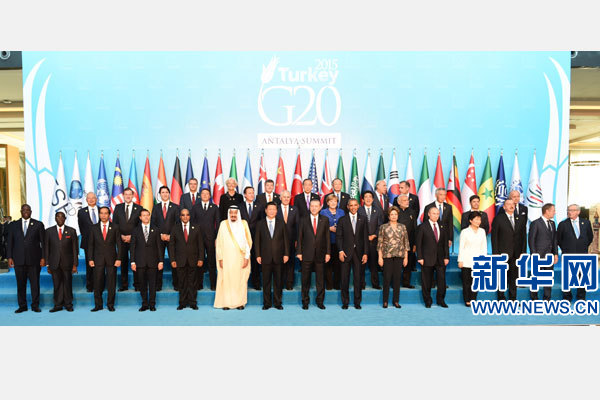 11月15日，二十國集團領導人第十次峰會在土耳其安塔利亞舉行。國家主席習近平出席并發(fā)表題為《創(chuàng)新增長路徑共享發(fā)展成果》的重要講話。這是習近平主席同與會領導人合影。 新華社記者 李學仁 攝