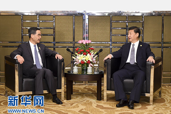 11月18日，國家主席習(xí)近平在菲律賓馬尼拉會見前來出席亞太經(jīng)合組織第二十三次領(lǐng)導(dǎo)人非正式會議的香港特別行政區(qū)行政長官梁振英。新華社記者謝環(huán)馳攝