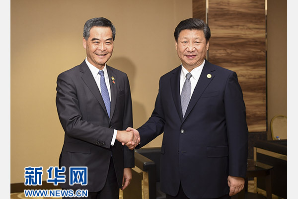 11月18日，國家主席習(xí)近平在菲律賓馬尼拉會見前來出席亞太經(jīng)合組織第二十三次領(lǐng)導(dǎo)人非正式會議的香港特別行政區(qū)行政長官梁振英。新華社記者謝環(huán)馳攝