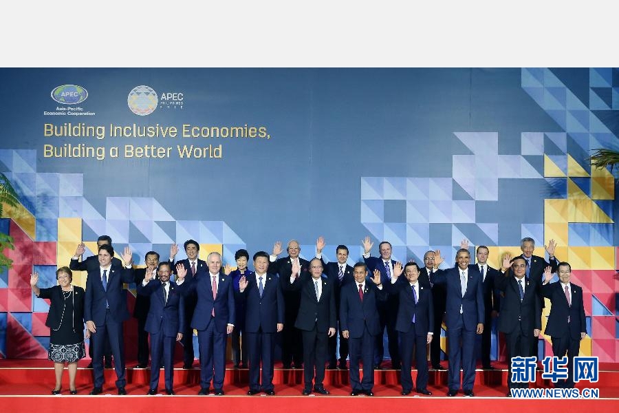 這是會(huì)議開始前，國(guó)家主席習(xí)近平同其他亞太經(jīng)合組織成員經(jīng)濟(jì)體領(lǐng)導(dǎo)人、代表合影。 新華社記者 姚大偉 攝