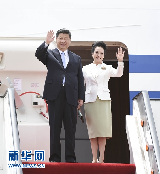 12月1日，中國(guó)國(guó)家主席習(xí)近平乘專機(jī)抵達(dá)津巴布韋首都哈拉雷，開始對(duì)津巴布韋進(jìn)行國(guó)事訪問。津巴布韋總統(tǒng)穆加貝在機(jī)場(chǎng)舉行隆重歡迎儀式。這是習(xí)近平和夫人彭麗媛向歡迎人群揮手致意。新華社記者 謝環(huán)馳 攝 