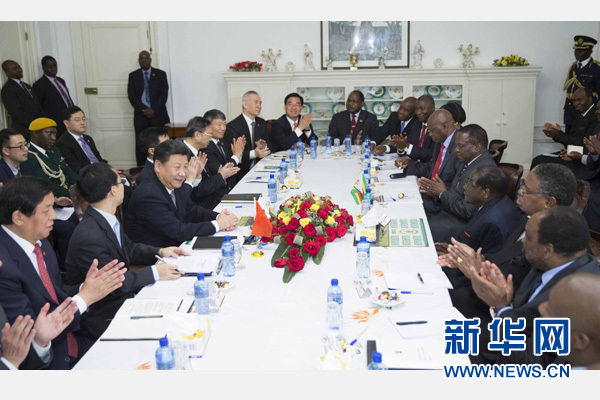 12月1日，國家主席習(xí)近平在哈拉雷同津巴布韋總統(tǒng)穆加貝舉行會談。 新華社記者 黃敬文 攝 