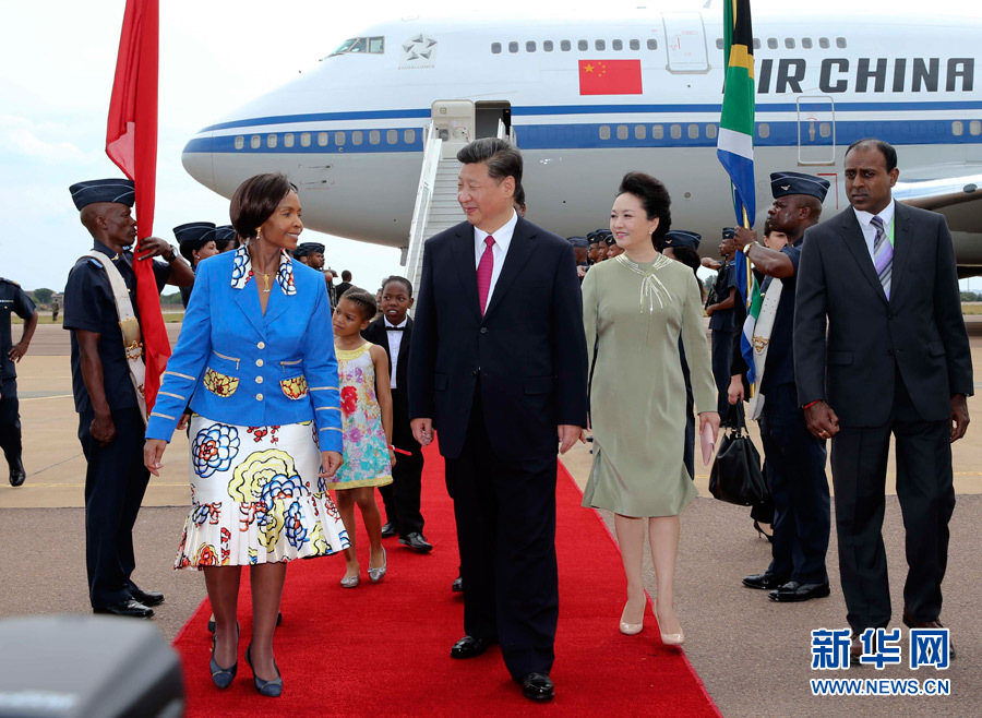 12月2日，國家主席習近平抵達南非首都比勒陀利亞，開始對南非進行國事訪問。南非外長馬沙巴內(nèi)等政府高級官員到機場迎接習近平和夫人彭麗媛。新華社記者蘭紅光攝
