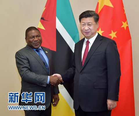 12月3日，國家主席習近平在約翰內斯堡會見莫桑比克總統(tǒng)紐西。新華社記者 李濤 攝 