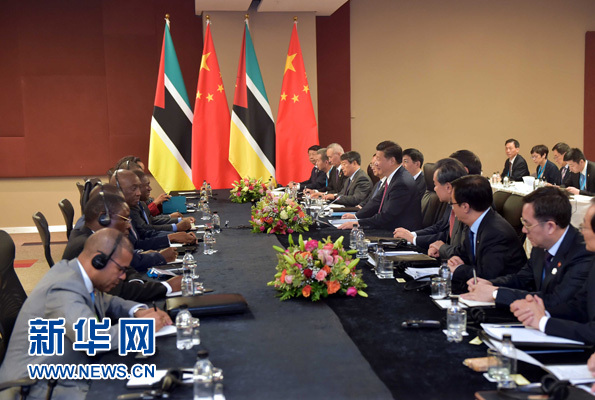 12月3日，國家主席習近平在約翰內斯堡會見莫桑比克總統(tǒng)紐西。新華社記者 李濤 攝 