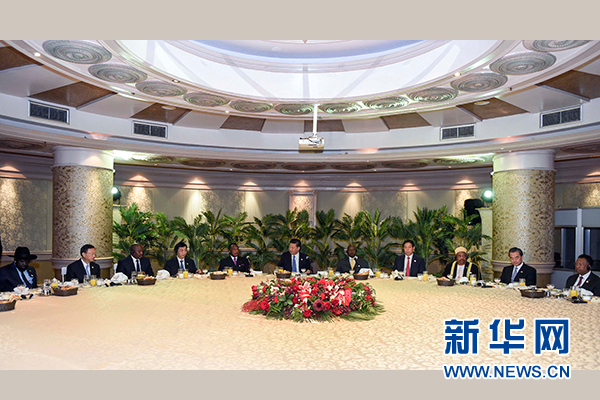 12月4日，國(guó)家主席習(xí)近平在約翰內(nèi)斯堡集體會(huì)見13位非洲國(guó)家領(lǐng)導(dǎo)人。 新華社記者 謝環(huán)馳 攝