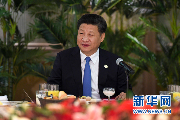 12月4日，國(guó)家主席習(xí)近平在約翰內(nèi)斯堡集體會(huì)見13位非洲國(guó)家領(lǐng)導(dǎo)人。 新華社記者 謝環(huán)馳 攝