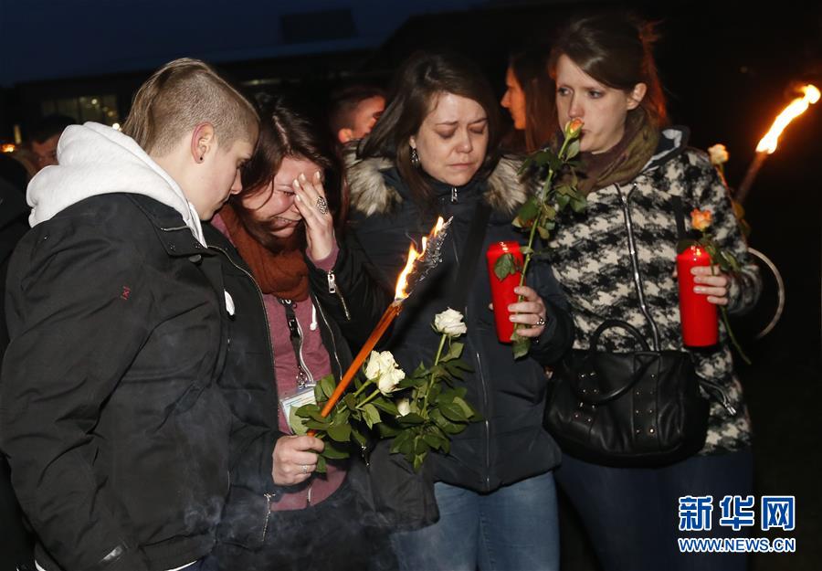 (國際)(2)布魯塞爾機(jī)場(chǎng)工作人員悼念恐襲遇難者