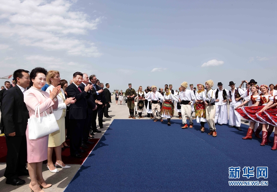 6月17日，國家主席習(xí)近平乘專機(jī)抵達(dá)貝爾格萊德，開始對塞爾維亞共和國進(jìn)行國事訪問。塞爾維亞民眾跳起歡快熱情的傳統(tǒng)舞蹈科羅舞熱烈歡迎習(xí)近平和夫人彭麗媛到訪。新華社記者 饒愛民 攝 