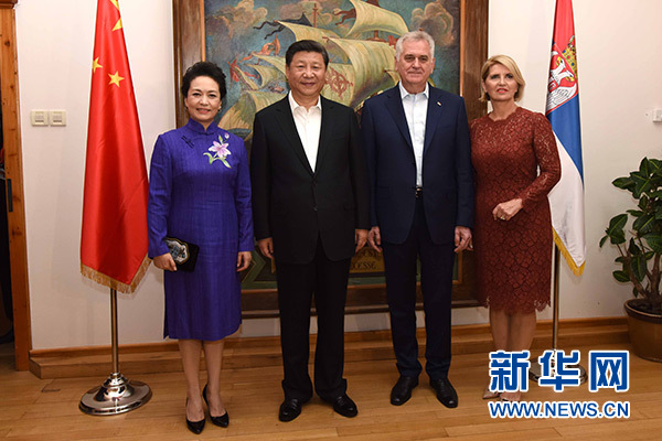 當(dāng)?shù)貢r間6月17日，國家主席習(xí)近平同塞爾維亞總統(tǒng)尼科利奇在貝爾格萊德舉行會晤。這是習(xí)近平和夫人彭麗媛同尼科利奇夫婦在和平別墅合影。新華社記者饒愛民攝