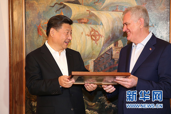 當(dāng)?shù)貢r間6月17日，國家主席習(xí)近平同塞爾維亞總統(tǒng)尼科利奇在貝爾格萊德舉行會晤。這是尼科利奇向習(xí)近平贈送紀(jì)念品。新華社記者饒愛民攝