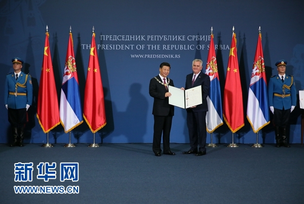 6月18日，國(guó)家主席習(xí)近平在貝爾格萊德同塞爾維亞總統(tǒng)尼科利奇舉行會(huì)談。會(huì)談后，尼科利奇向習(xí)近平授予塞爾維亞最高級(jí)別勛章&ldquo;共和國(guó)一級(jí)榮譽(yù)勛章&rdquo;，感謝習(xí)近平為中塞關(guān)系發(fā)展作出的杰出貢獻(xiàn)。新華社記者蘭紅光攝 