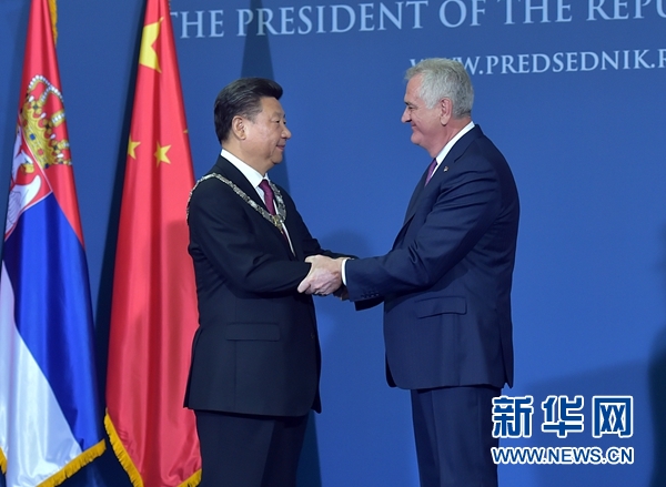 6月18日，國(guó)家主席習(xí)近平在貝爾格萊德同塞爾維亞總統(tǒng)尼科利奇舉行會(huì)談。會(huì)談后，尼科利奇向習(xí)近平授予塞爾維亞最高級(jí)別勛章&ldquo;共和國(guó)一級(jí)榮譽(yù)勛章&rdquo;，感謝習(xí)近平為中塞關(guān)系發(fā)展作出的杰出貢獻(xiàn)。新華社記者 李濤 攝 