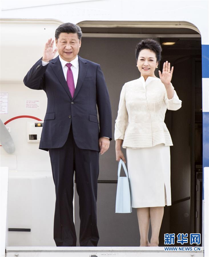 6月19日，國家主席習(xí)近平抵達(dá)華沙，開始對波蘭共和國進(jìn)行國事訪問。這是習(xí)近平和夫人彭麗媛步出艙門。 新華社記者 謝環(huán)馳 攝 