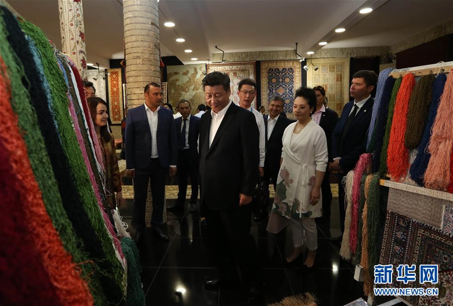 6月21日下午，正在對烏茲別克斯坦進行國事訪問的國家主席習近平在烏茲別克斯坦總理米爾濟約耶夫陪同下，來到布哈拉古城參觀這座被稱為“絲綢之路活化石”的歷史文化名城。這是習近平和夫人彭麗媛參觀一家地毯和絲綢作坊。新華社記者蘭紅光攝