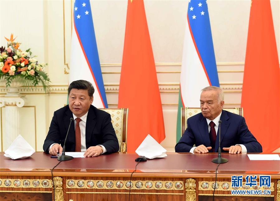 6月22日，國家主席習近平在塔什干庫克薩萊國賓館同烏茲別克斯坦總統(tǒng)卡里莫夫舉行會談。會談后，兩國元首共同會見記者。 新華社記者饒愛民攝