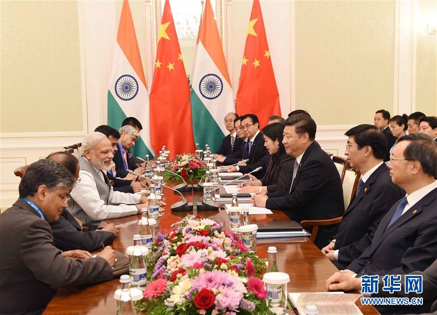 6月23日，國(guó)家主席習(xí)近平在烏茲別克斯坦塔什干會(huì)見(jiàn)印度總理莫迪。新華社記者 饒愛(ài)民攝