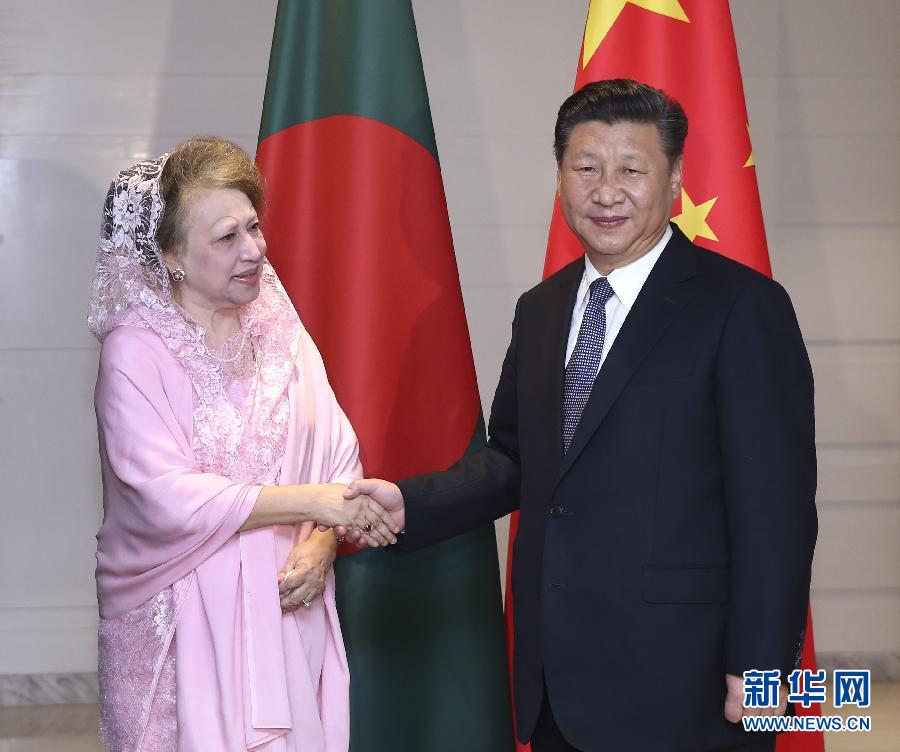 10月14日，國(guó)家主席習(xí)近平在達(dá)卡會(huì)見孟加拉國(guó)民族主義黨主席卡莉達(dá)&middot;齊亞。  新華社記者龐興雷攝 