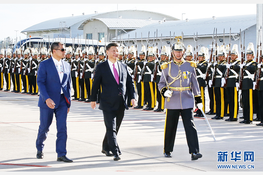 當(dāng)?shù)貢r(shí)間11月17日，國(guó)家主席習(xí)近平乘專機(jī)抵達(dá)基多，開始對(duì)厄瓜多爾共和國(guó)進(jìn)行國(guó)事訪問。這是厄瓜多爾總統(tǒng)科雷亞在機(jī)場(chǎng)為習(xí)近平舉行隆重歡迎儀式。新華社記者 鞠鵬 攝 