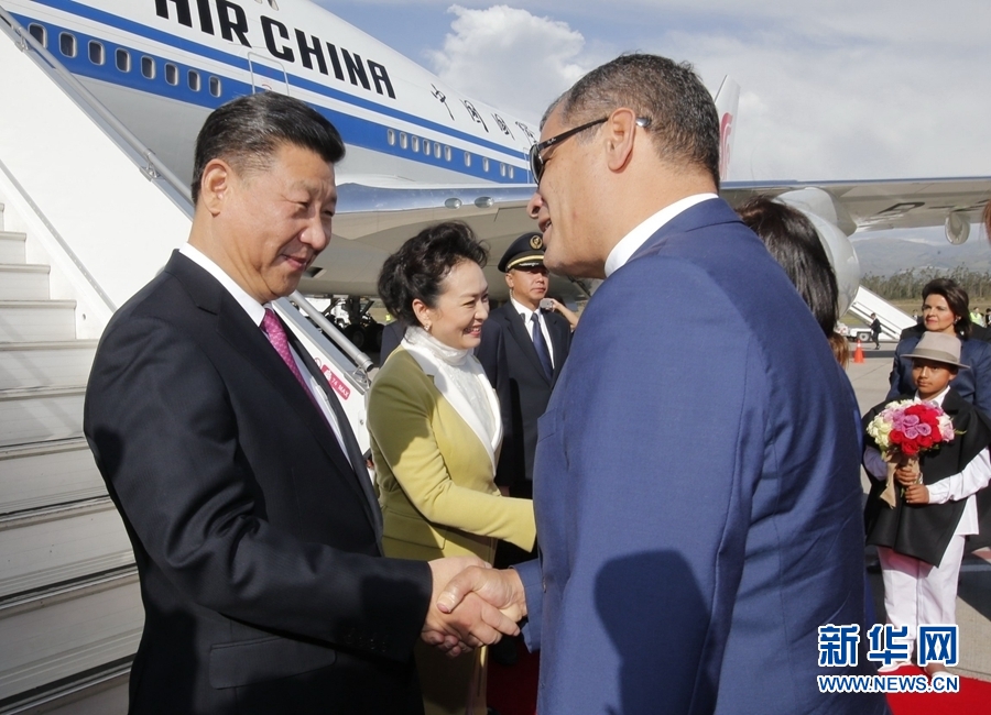 當(dāng)?shù)貢r(shí)間11月17日，國(guó)家主席習(xí)近平乘專機(jī)抵達(dá)基多，開始對(duì)厄瓜多爾共和國(guó)進(jìn)行國(guó)事訪問。厄瓜多爾總統(tǒng)科雷亞和夫人馬勒布等在舷梯旁熱情迎接習(xí)近平和夫人彭麗媛。新華社記者 鞠鵬 攝