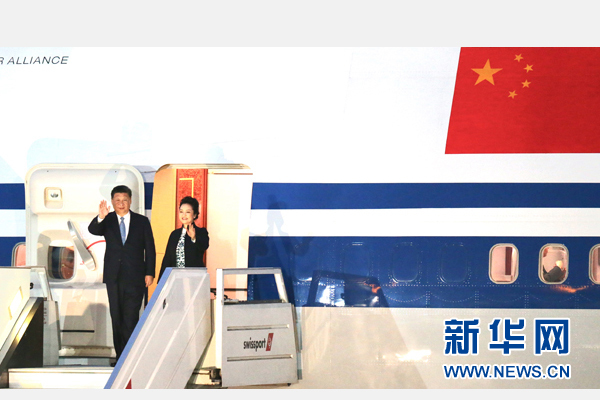 當(dāng)?shù)貢r(shí)間11月18日，國(guó)家主席習(xí)近平抵達(dá)利馬，出席亞太經(jīng)合組織第二十四次領(lǐng)導(dǎo)人非正式會(huì)議并對(duì)秘魯共和國(guó)進(jìn)行國(guó)事訪問(wèn)。習(xí)近平和夫人彭麗媛受到秘魯副總統(tǒng)阿勞斯等熱情迎接。新華社記者 丁林 攝