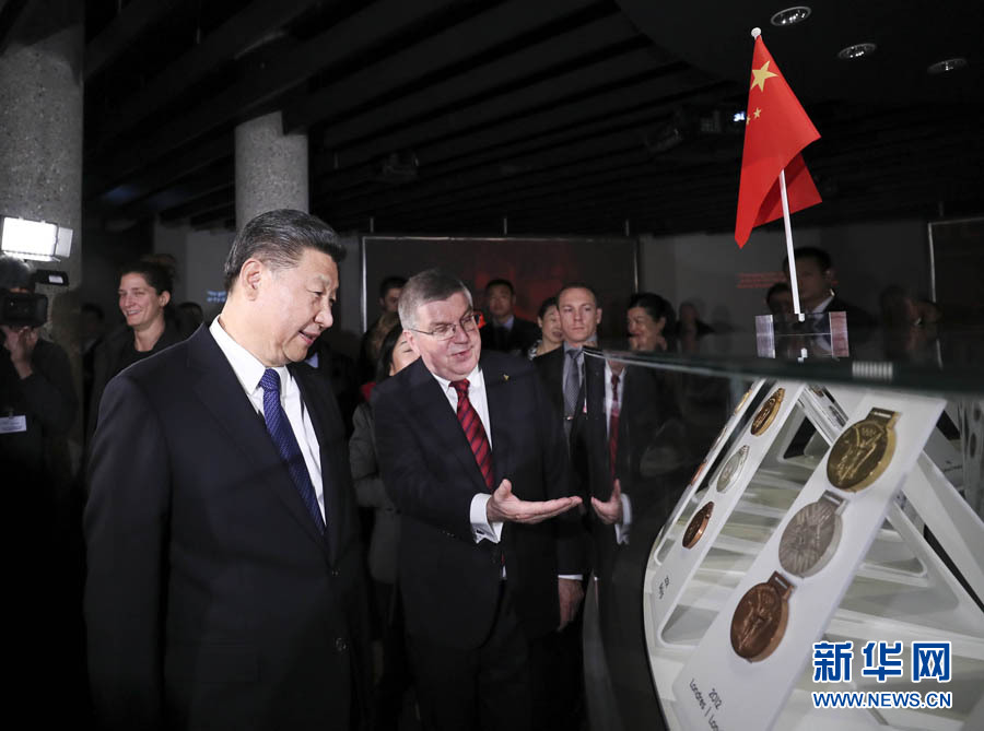 1月18日，國家主席習(xí)近平在瑞士洛桑國際奧林匹克博物館會見國際奧林匹克委員會主席巴赫。這是會見后，習(xí)近平在巴赫陪同下參觀往屆奧運會獎牌展。新華社記者 蘭紅光 攝