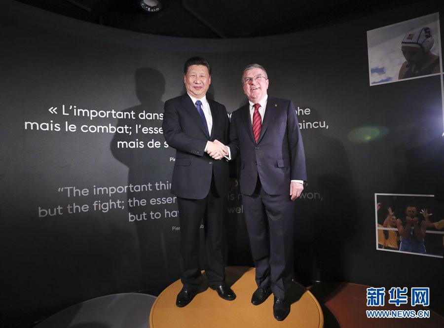 1月18日，國家主席習(xí)近平在瑞士洛桑國際奧林匹克博物館會見國際奧林匹克委員會主席巴赫。這是習(xí)近平和巴赫在奧運冠軍領(lǐng)獎臺上合影。新華社記者 蘭紅光 攝