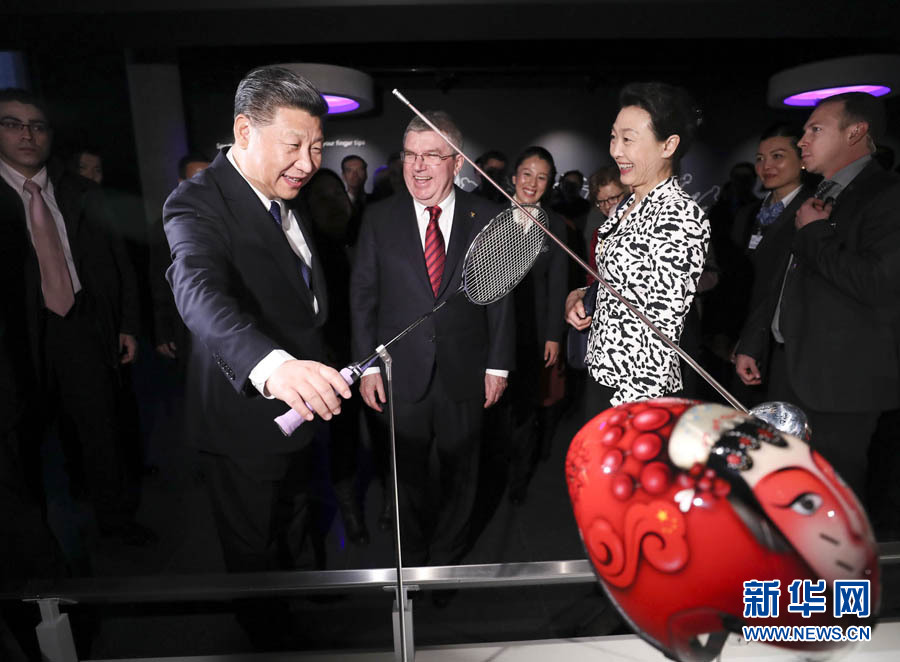 1月18日，國家主席習(xí)近平在瑞士洛桑國際奧林匹克博物館會見國際奧林匹克委員會主席巴赫。這是習(xí)近平在巴赫陪同下，參觀羽毛球世界冠軍李玲蔚用過的球拍。新華社記者 蘭紅光 攝