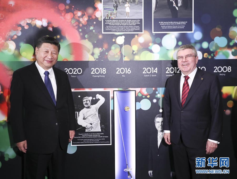 1月18日，國家主席習(xí)近平在瑞士洛桑國際奧林匹克博物館會見國際奧林匹克委員會主席巴赫。這是習(xí)近平與巴赫在巴赫作為擊劍運動員參加奧運會的照片前合影。新華社記者 蘭紅光 攝