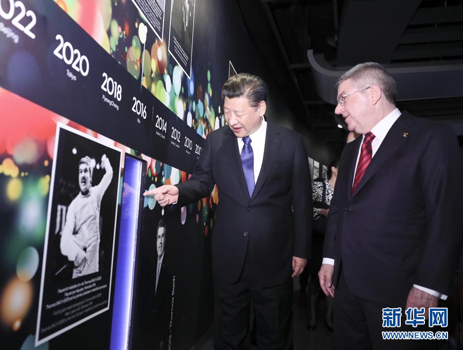 1月18日，國家主席習(xí)近平在瑞士洛桑國際奧林匹克博物館會見國際奧林匹克委員會主席巴赫。這是習(xí)近平在巴赫陪同下，參觀巴赫作為擊劍運動員參加奧運會的照片。新華社記者 蘭紅光 攝