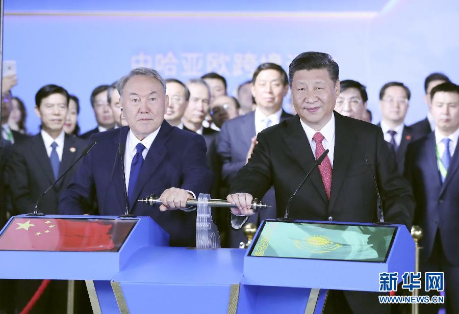 6月8日，正在哈薩克斯坦訪問的國家主席習近平在哈薩克斯坦總統(tǒng)納扎爾巴耶夫陪同下，參觀阿斯塔納專項世博會中國國家館，并共同出席中哈亞歐跨境運輸視頻連線儀式。這是在中國國家館舉行的中哈亞歐跨境運輸視頻連線儀式上，兩國元首共同推動操控桿，視頻顯示中哈連云港物流合作基地和“霍爾果斯－東大門”經(jīng)濟特區(qū)無水港兩個分會場四列火車鳴笛開行。新華社記者 丁林 攝