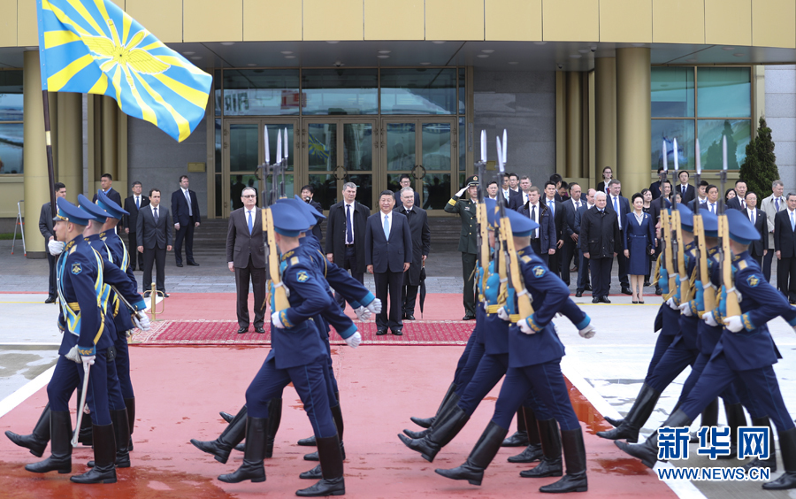 7月3日，國(guó)家主席習(xí)近平乘專機(jī)抵達(dá)莫斯科，開始對(duì)俄羅斯聯(lián)邦進(jìn)行國(guó)事訪問(wèn)。這是習(xí)近平出席機(jī)場(chǎng)歡迎儀式。 新華社記者 謝環(huán)馳 攝