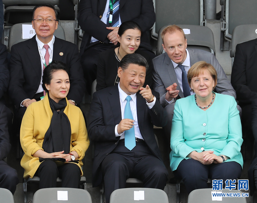 7月5日，國家主席習(xí)近平在柏林同德國總理默克爾共同觀看中德青少年足球友誼賽。這是習(xí)近平和夫人彭麗媛同默克爾在看臺上。 新華社記者 王曄攝