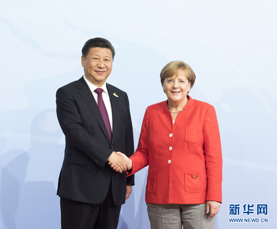 7月7日，二十國集團領(lǐng)導人第十二次峰會在德國漢堡舉行。國家主席習近平出席并發(fā)表題為《堅持開放包容　推動聯(lián)動增長》的重要講話。這是峰會開始前，習近平受到德國總理默克爾迎接。新華社記者 李學仁 攝 