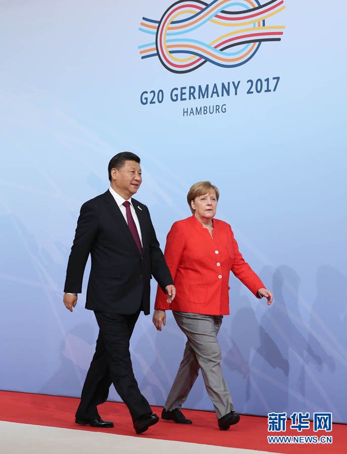 7月7日，二十國集團領(lǐng)導人第十二次峰會在德國漢堡舉行。國家主席習近平出席并發(fā)表題為《堅持開放包容　推動聯(lián)動增長》的重要講話。這是峰會開始前，習近平受到德國總理默克爾迎接。新華社記者 劉衛(wèi)兵 攝 