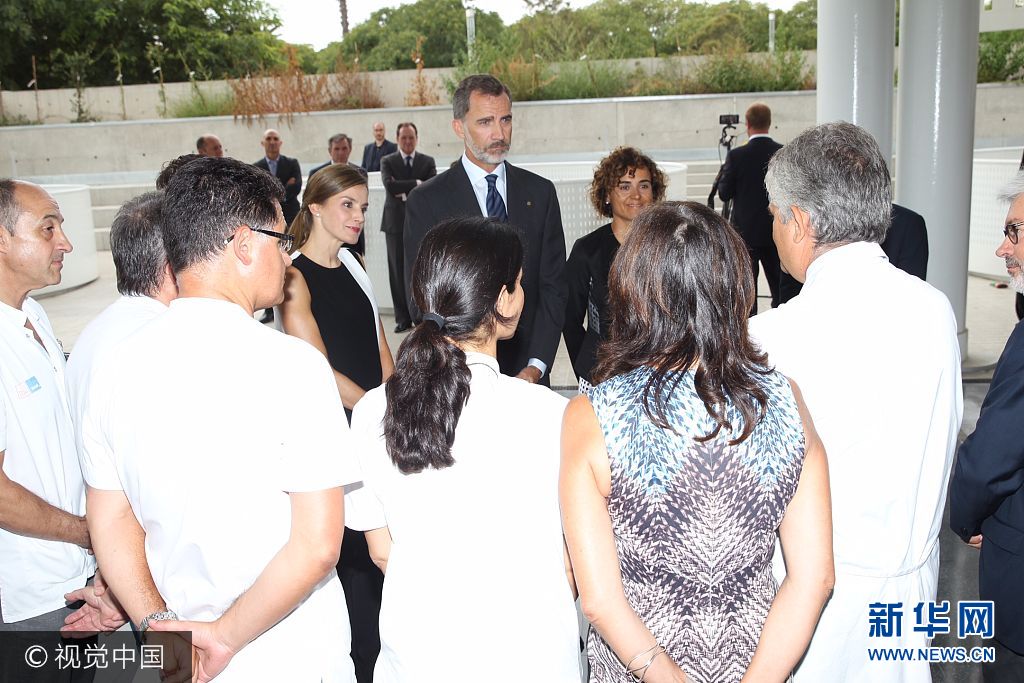 當(dāng)?shù)貢r(shí)間2017年8月19日，西班牙巴塞羅那，西班牙國(guó)王菲利普六世和萊蒂齊亞王后探望巴塞羅那恐襲案?jìng)摺?**_***BARCELONA, SPAIN - AUGUST 19:  In this handout photo provided by Casa de S.M. el Rey de Espana, King Felipe VI of Spain and Queen Letizia of Spain meets with medical staff as they arrive to visit last Thursday's terrorist attack victims at the Hospital de la Santa Creu i Sant Pau on August 19, 2017 in Barcelona, Spain. Thirteen people were killed and dozens injured in the Las Ramblas area of Barcelona when a van hit crowds on August 17.  (Photo by Casa de S.M. el Rey de Espana via Getty Images)