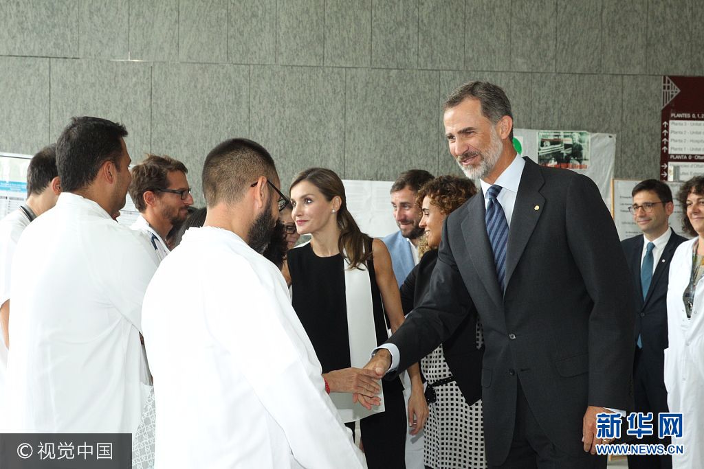 當(dāng)?shù)貢r間2017年8月19日，西班牙巴塞羅那，西班牙國王菲利普六世和萊蒂齊亞王后探望巴塞羅那恐襲案傷者。***_***BARCELONA, SPAIN - AUGUST 19:  In this handout photo provided by Casa de S.M. el Rey de Espana, King Felipe VI of Spain and Queen Letizia of Spain meets with medical staff as they arrive to visit last Thursday's terrorist attack victims at the Hospital de la Santa Creu i Sant Pau on August 19, 2017 in Barcelona, Spain. Thirteen people were killed and dozens injured in the Las Ramblas area of Barcelona when a van hit crowds on August 17.  (Photo by Casa de S.M. el Rey de Espana via Getty Images)