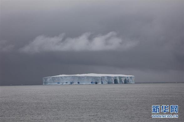 （圖文互動(dòng)）（2）專(zhuān)訪：在南極，最美的藍(lán)冰可能通向死亡&mdash;&mdash;中國(guó)南極科考隊(duì)員講述&ldquo;冰縫驚魂記&rdquo;